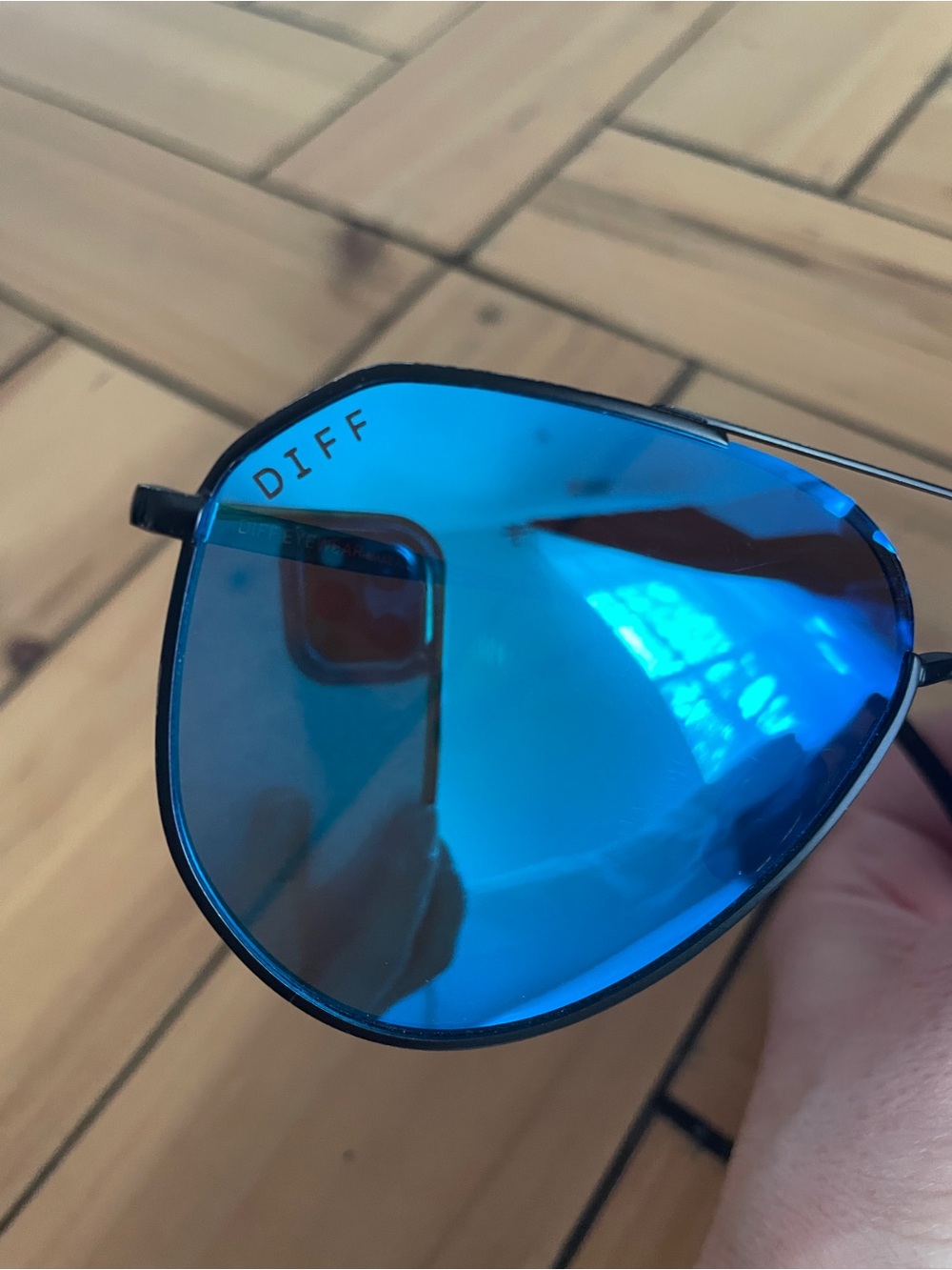 Diff AVIATOR IN MATTE BLACK WITH BLUE MIRROR POLARIZED LENS - Picture 9 of 14